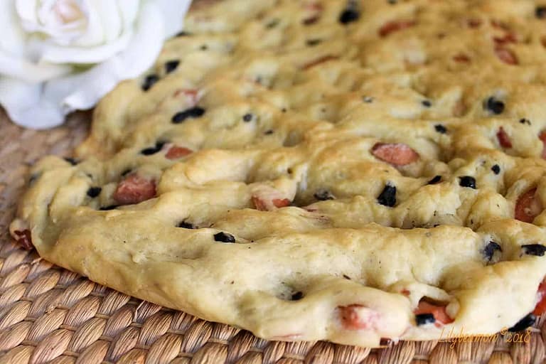 Schiacciata würstel e olive nere