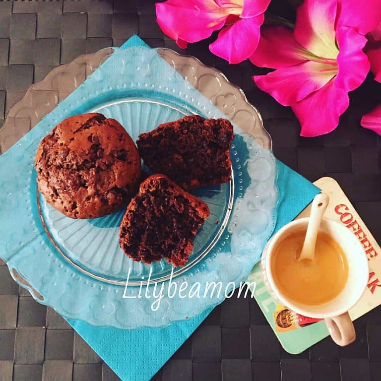 Muffin vegani al cacao con gocce di cioccolato