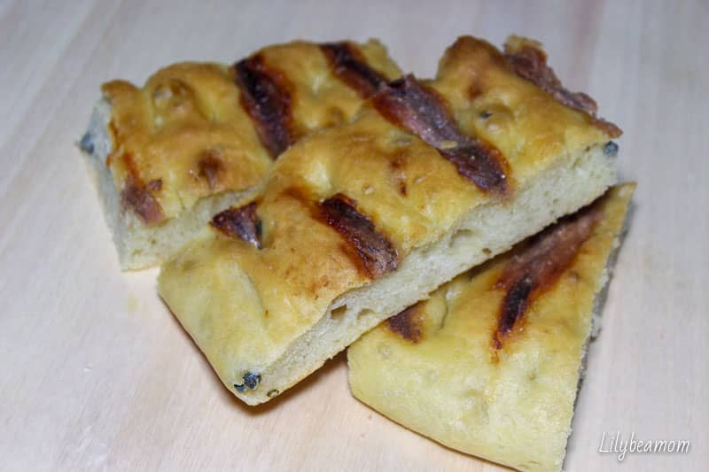 Schiacciata capperi e acciughe | paninisopraffini.com