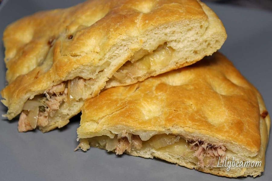 Schiacciata ripiena tonno e cipolla | paninisopraffini.com