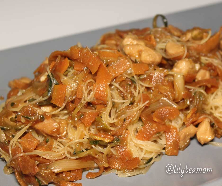 Spaghetti di riso con pollo e verdure, leggeri e veloci